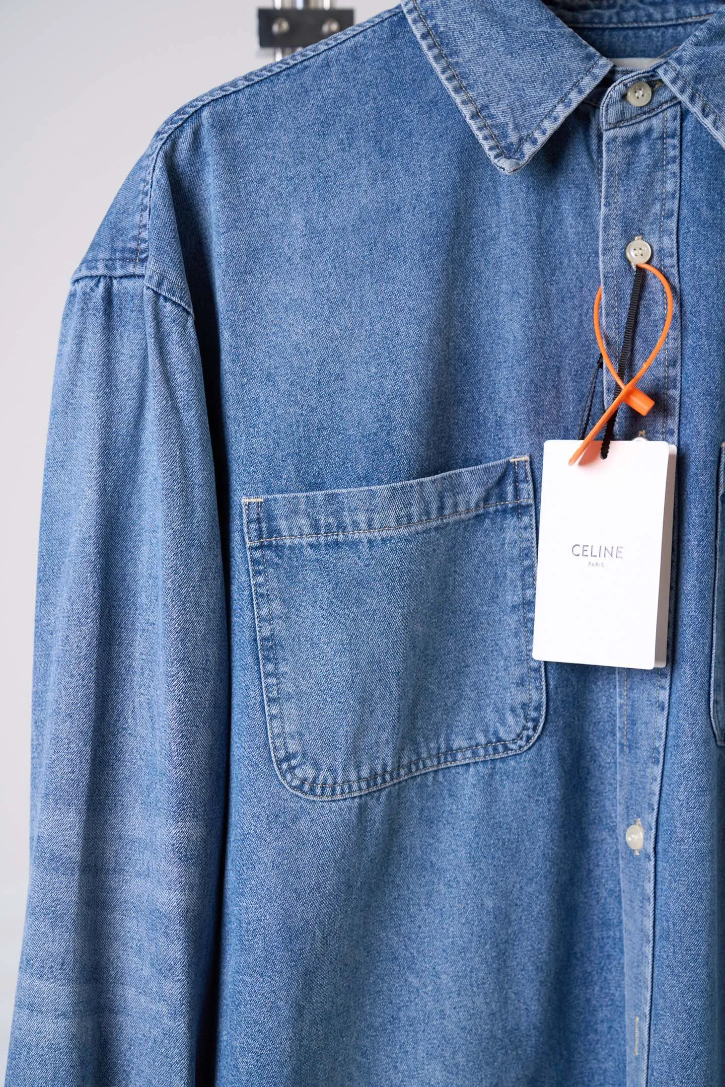 [Real auction] Celine/Céline Paris label patch pocket long-sleeved denim shirt [In Stock] S M L The double patch pockets on the chest combine both practicality and aesthetics. The CELINE PARIS fabric label hides between the pockets, implicitly revealing the heritage of the family. The pleats on the back optimize the wearing experience. The soft arc hem stretches casually. The buttoned cuffs are polished to polish the details of the garment. The superfluous ornaments are eliminated. The narrative language of minimalist denim is used to interpret Celine's unique Retro relaxed and elegant style. The use of pattern templates for machine sewing and precise control of sewing lines through pattern drawing machines ensure CELINE The PARIS label is accurately positioned, and the horizontal and vertical lines are completely aligned. The prototype is accurately aligned by hand to ensure that the opening and closing are tight. The patch pockets are manually positioned for precise positioning and turning. It requires workers to have superb skills and patience. The work is tedious and complex and takes a long time. Use multiple horses to scrub the sand. Use high-pressure spray guns to rub in specific parts to achieve a local gradient effect. Then use frosting technology to create a unique texture pattern. The workmanship is extremely complex, time-consuming and labor-intensive. Fried Snowball Fried salt, specially prepare the corresponding solution, add a certain amount of dye, soak the denim material in it to absorb the solvent, then scrub and dry it to further fade and oxidize, creating a loose fit.